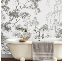 Szene mit freistehender Badewanne, Handtuch und Tapete mit Waldmotiv