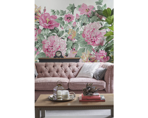 Wohnzimmer mit Sofa, Couchtisch und Blumentapete