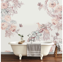 Badezimmer mit freistehender Badewanne und floraler Tapete mit Vogelmuster
