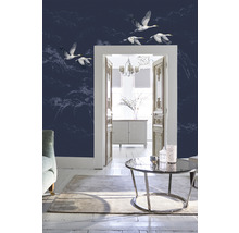 Wohnzimmer mit Tapete mit Vogelmotiv, Couchtisch und Kommode