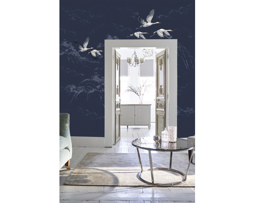 Wohnzimmer mit Tapete mit Vogelmotiv, Couchtisch und Kommode