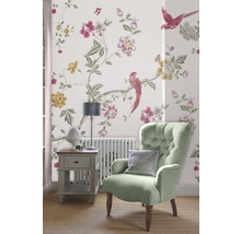 Raumansicht mit gemusterter Tapete, Sessel und Beistelltisch