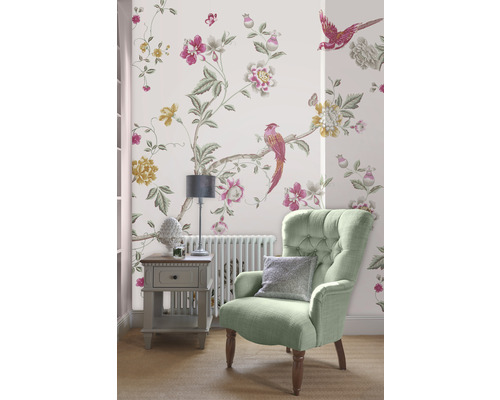 Raumansicht mit gemusterter Tapete, Sessel und Beistelltisch