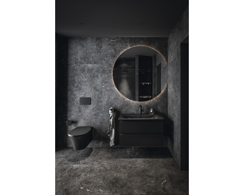 Modernes Badezimmer mit Toilette, Waschtischunterschrank und Spiegel