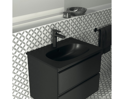Schwarzer Waschtischunterschrank mit Becken und Armatur im Badezimmer.
