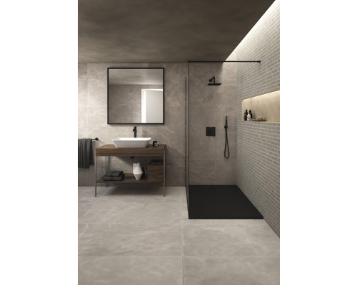 Badezimmer mit Waschbecken, Spiegel und bodenebener Dusche.