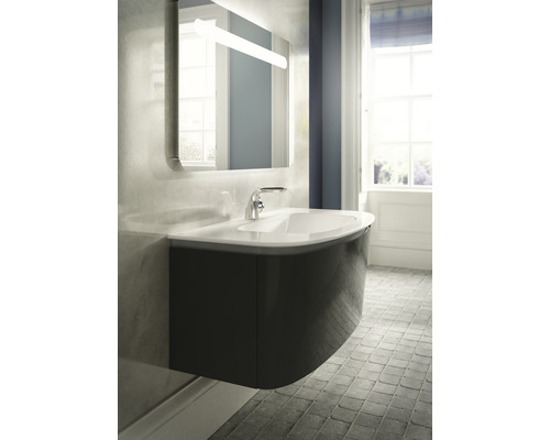 Badezimmer mit Waschtischunterschrank, Waschbecken, Spiegel und Beleuchtung