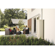 Familie sitzt auf der Terrasse mit Gartenmöbeln neben einem Regenwassertank.
