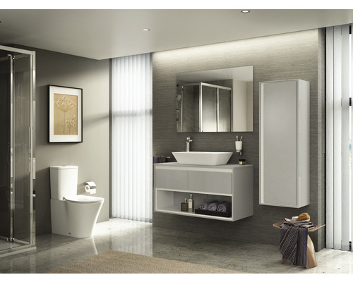 Modernes Badezimmer mit Toilette, Waschtisch, Spiegel und Stauraumelementen