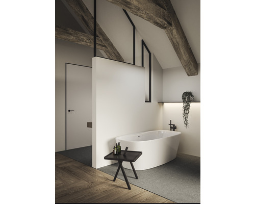 Badezimmer mit freistehender Badewanne, Holzbalken und kleinem Tisch