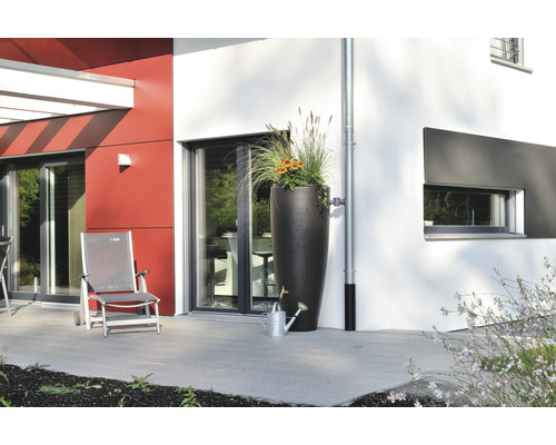 Szene mit Regentonne, Pflanzen und Gießkanne auf einer Terrasse