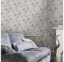 Dekoratives Wohnzimmer mit floraler Tapete, Sofa und Kamin