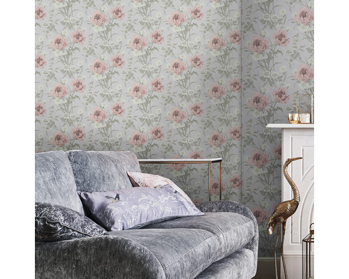 Dekoratives Wohnzimmer mit floraler Tapete, Sofa und Kamin