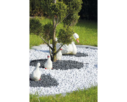 Gartenszene mit Zierkies, einer Zypresse und Dekoschwänen