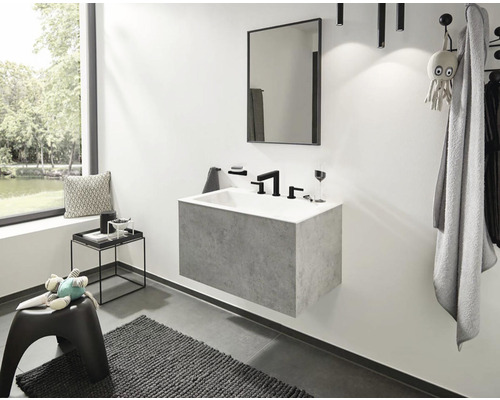 Modernes Badezimmer mit Waschtisch, Spiegel und Accessoires.
