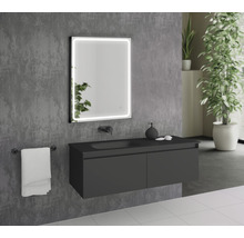 Modernes Badezimmer mit Waschbeckenunterschrank, beleuchtetem Spiegel und Handtuchhalter