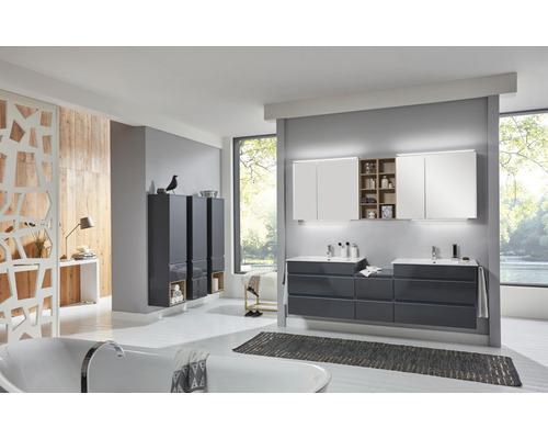 Badezimmer mit Waschtisch, Spiegelschrank und Hochschränken in modernem Design