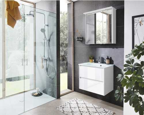 Modernes Badezimmer mit Dusche, Waschtisch und Spiegelschrank