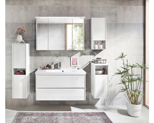 Badezimmer mit Waschtisch, Spiegelschrank und Hochschränken