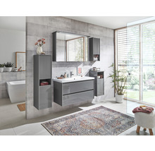 Modernes Badezimmer mit grauem Waschtisch, Spiegelschrank und Hochhängeschränken.