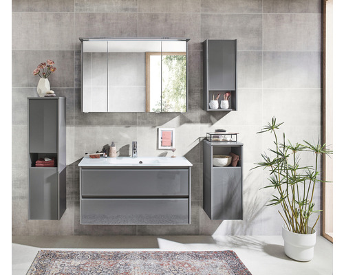 Badezimmer mit Waschtischunterschrank, Spiegelschrank und Hochschränken