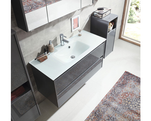 Modernes Badezimmer mit Waschtisch, Unterschrank, Spiegelschrank und grauem Teppich