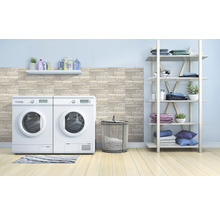 Waschküche mit Waschmaschine, Trockner, Regal und Wäschekorb zur Wäscheorganisation