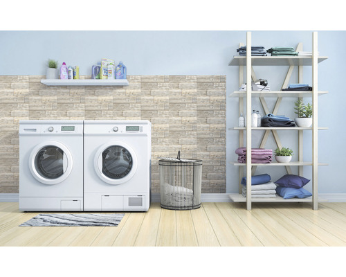 Waschküche mit Waschmaschine, Trockner, Regal und Wäschekorb zur Wäscheorganisation