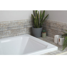 Badezimmer Szene mit weißer Badewanne, Wandpaneelen in Holzoptik und dekorativen Pflanzen