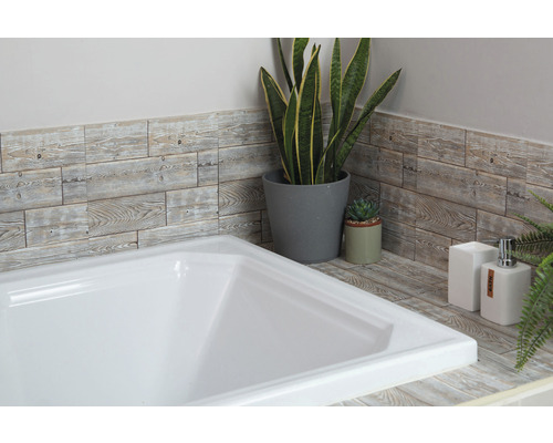 Selbstklebende Wandfliesen Wall Tiles Rustic Oak 30,5x30,5cm 6 St. Badezimmer Szene mit weißer Badewanne, Wandpaneelen in Holzoptik und dekorativen Pflanzen