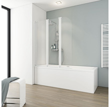 Badezimmer mit Badewanne und Duschabtrennung aus Glas