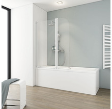 Badezimmer mit Badewanne und Duschabtrennung.