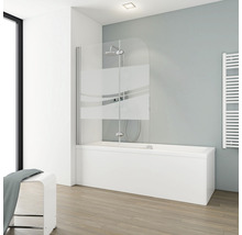 Badezimmer mit Badewanne und Duschabtrennung aus Glas
