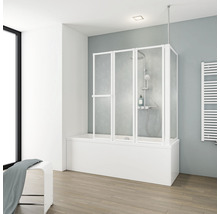 Badezimmer mit Badewanne und Duschabtrennung aus Glas