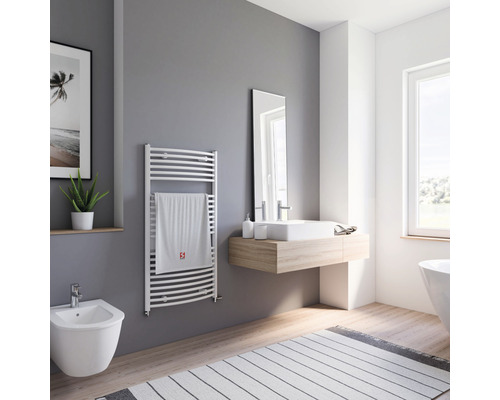 Designheizkörper Schulte Europa 1135x600 mm alpinweiß Helles Badezimmer mit Heizkörper, Waschbecken, Spiegel und Bidet
