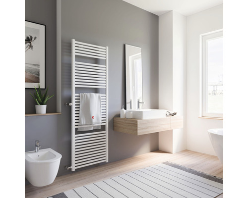Designheizkörper Schulte München Spezial 1775x600 mm alpinweiß Nabenabstand 900 mm Helles Badezimmer mit Handtuchheizkörper, Waschtisch und Bidet