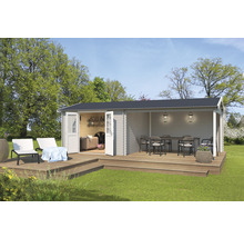 Garten mit Gartenhaus mit Terrasse, Gartenmöbeln und Dekoration