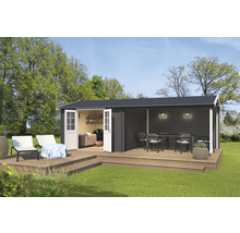 Gartenhaus mit Terrasse, Gartenmöbeln und Beleuchtung im Außenbereich