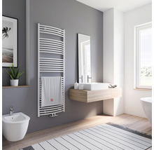 Modernes Badezimmer mit Handtuchwärmer, Waschtisch, Spiegel und Bidet.