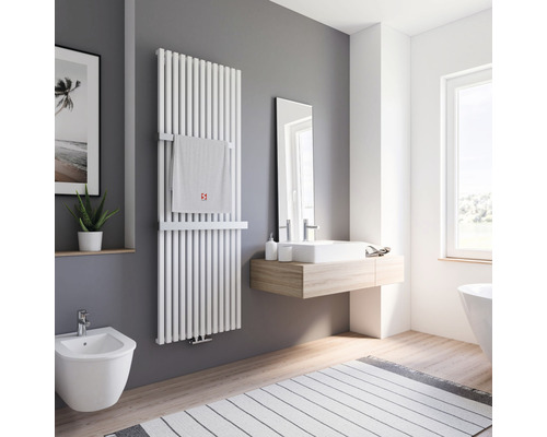 Designheizkörper Schulte Lyon 1800x606 mm alpinweiß mit Mittelanschluss Helles Badezimmer mit Handtuchheizkörper, Waschtisch, Spiegel und Bidet