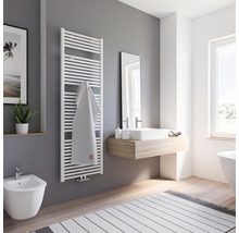 Modernes Badezimmer mit Handtuchwärmer, Waschtisch und Bidet.