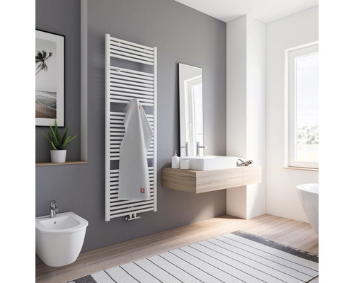 Modernes Badezimmer mit Handtuchwärmer, Waschtisch und Bidet.