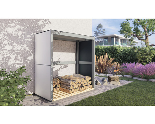 Holzlager mit gestapeltem Brennholz im Garten.