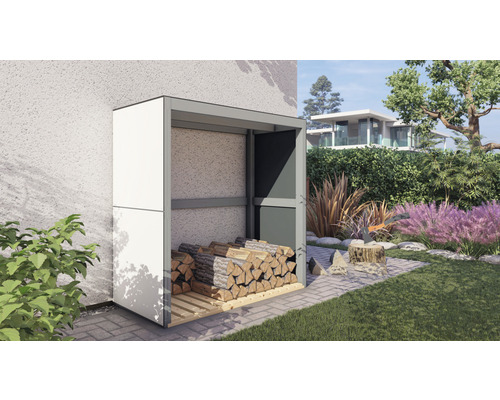 Holzlager mit Holz auf einer Terrasse in einem Garten