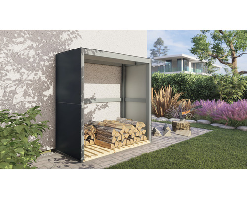 Holzlager aus Metall mit Holzscheiten im Garten