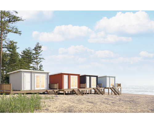 Reihe von Gartenhäusern am Strand mit Holzterrassen und Treppen