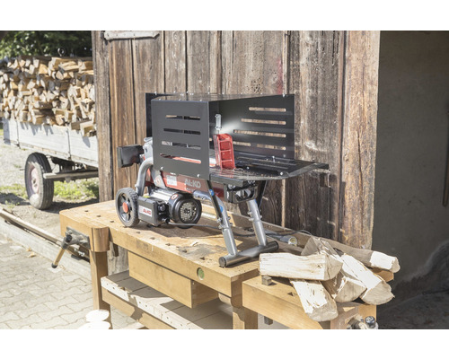 Holzspalter auf einer Werkbank vor einer Holzwand