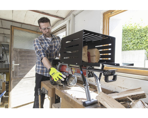 Mann bedient Holzspalter mit Schutzvorrichtung