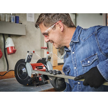 Mann schleift Metallstange mit einer Doppelschleifmaschine von Einhell