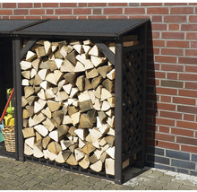 Brennholzregal aus Holz gefüllt mit Brennholz